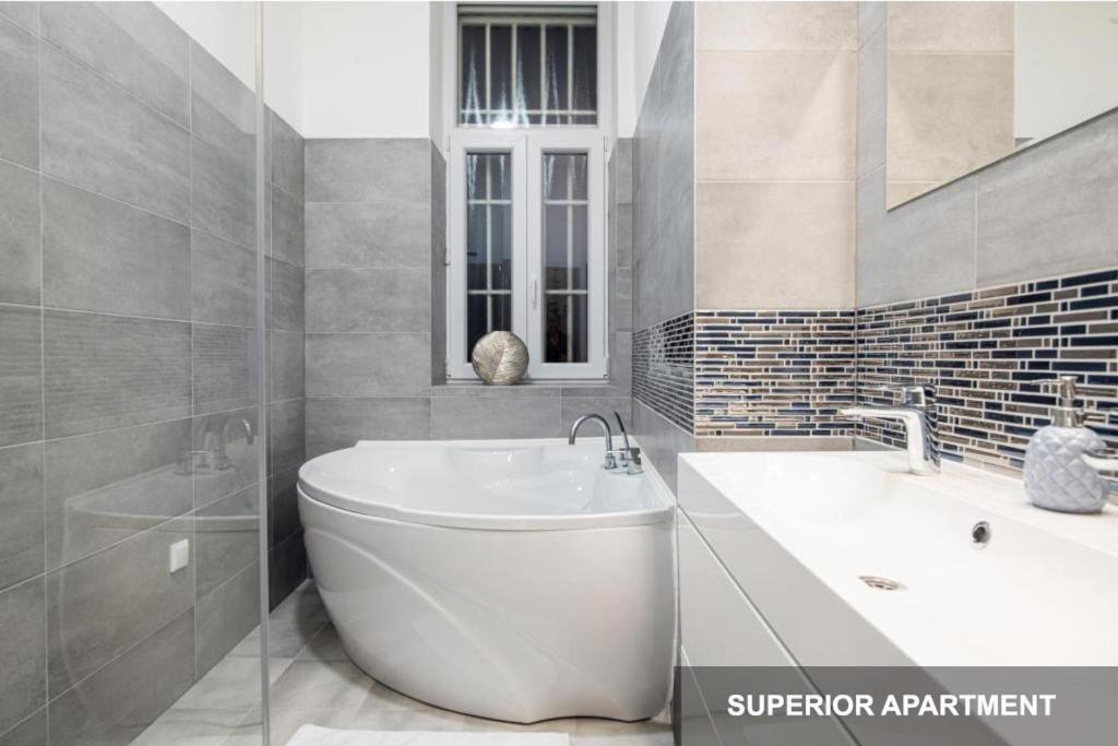Bpr Agathe Elegant Suite With Parliament View Budapest Eksteriør bilde